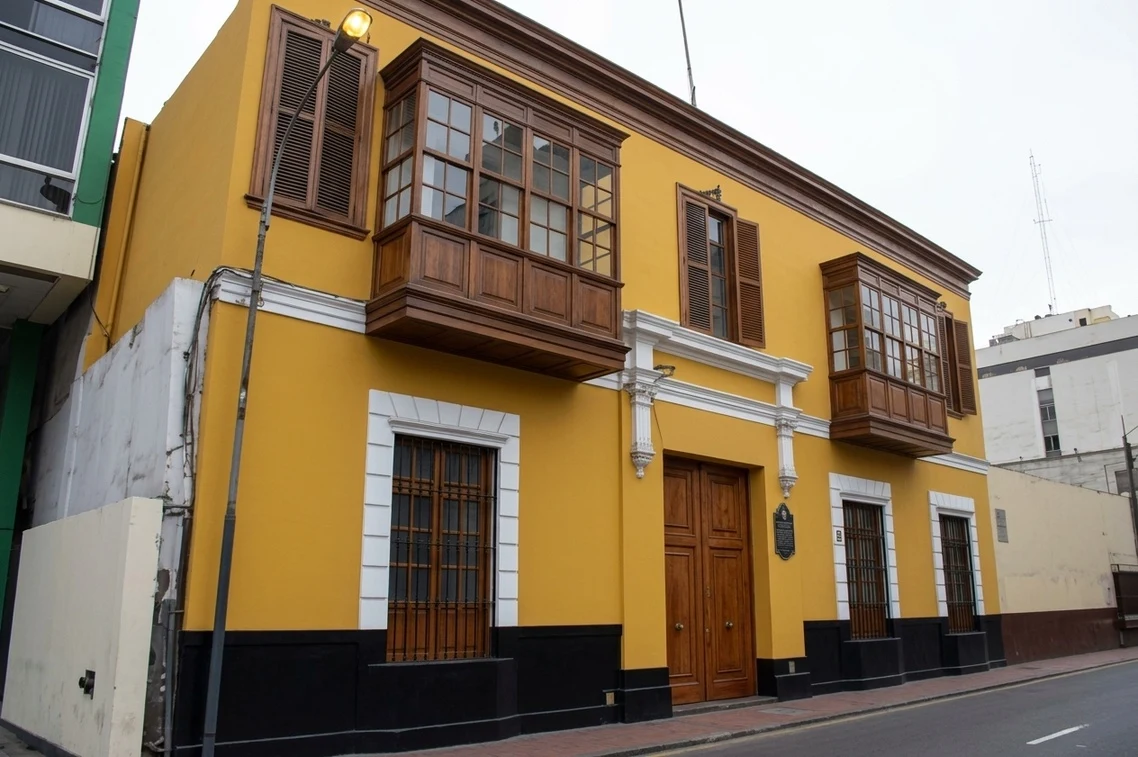 Fachada de Casa Astete en Lima, con balcones de madera y muros amarillos